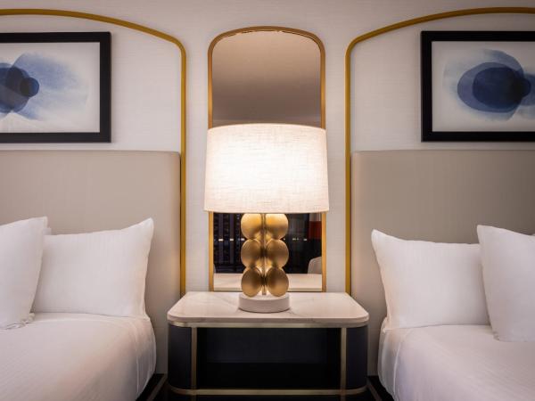 Paris Las Vegas Hotel & Casino : photo 2 de la chambre versailles balcony room 2 queens check-in at horseshoe front desk