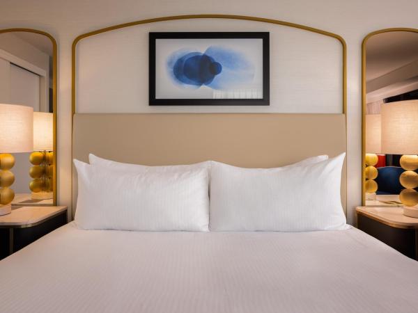 Paris Las Vegas Hotel & Casino : photo 2 de la chambre chambre versailles avec 1 lit king-size et balcon