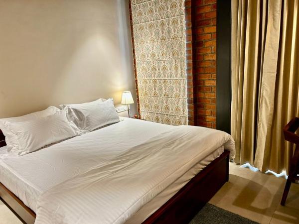 Limelights Premium Serviced Residences : photo 2 de la chambre chambre lit king-size avec balcon