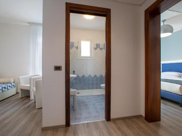 Regent's Hotel : photo 2 de la chambre chambre familiale (2 adultes + 1 enfant) - vue latérale sur mer