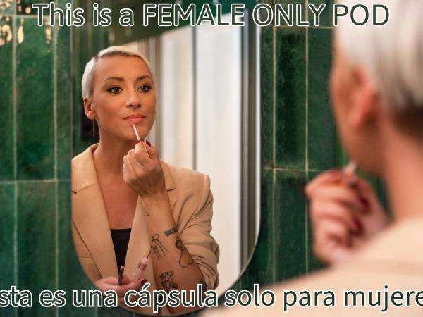 COEO Pod Hostel - Part of COEO Experience : photo 4 de la chambre capsule simple haut - femmes