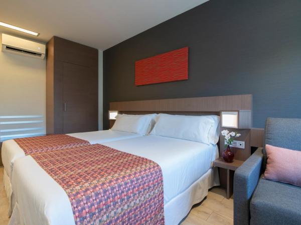 Hotel Granada by Pierre & Vacances : photo 6 de la chambre chambre triple (2 adultes & 1 enfant)