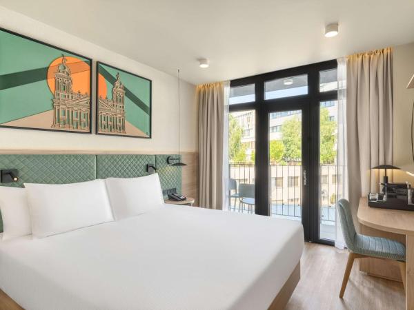 Hilton Garden Inn Debrecen City Center : photo 4 de la chambre chambre deluxe lit king-size avec vue et balcon