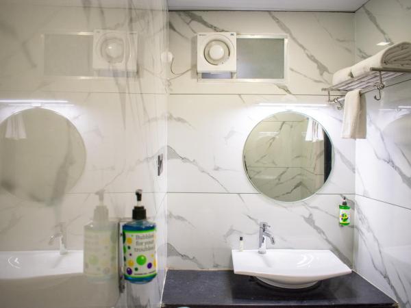 Hotel Banjara Retreat : photo 9 de la chambre suite lit king-size avec balcon