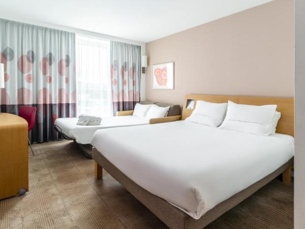 Novotel Edinburgh Park : photo 4 de la chambre chambre lit queen-size de luxe avec canapé