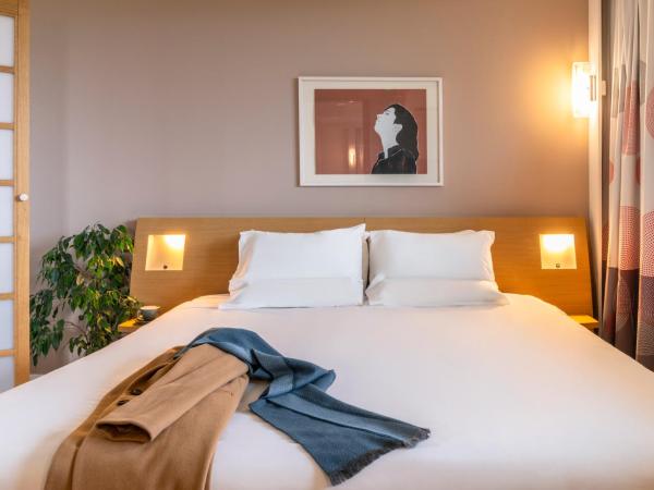 Novotel Edinburgh Park : photo 5 de la chambre chambre lit queen-size de luxe avec canapé