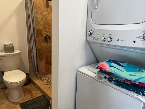 Bungalow #1 and Bungalow #2 ONE Price-West LA Location : photo 10 de la chambre chambre quadruple avec salle de bains privative