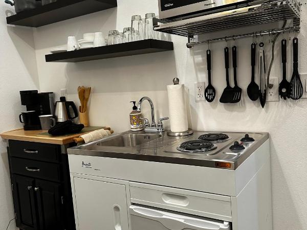 Bungalow #1 and Bungalow #2 ONE Price-West LA Location : photo 9 de la chambre chambre double avec salle de bains privative