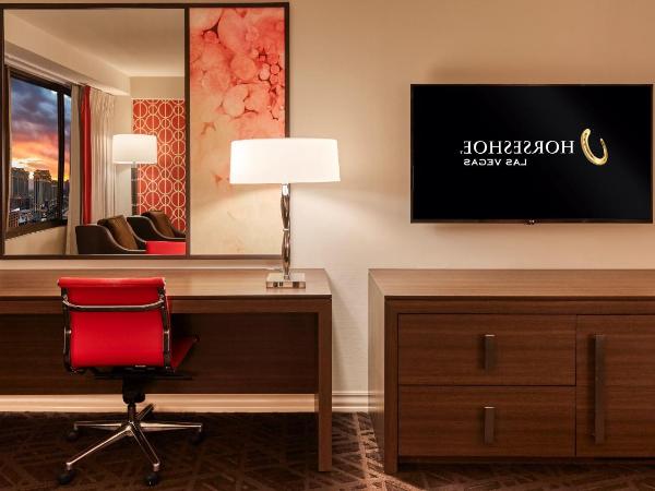 Horseshoe Las Vegas formerly Bally's : photo 1 de la chambre chambre en complexe hôtelier avec lit king-size complexe - vue sur le south strip - non-fumeurs