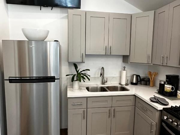 Bungalow #1 and Bungalow #2 ONE Price-West LA Location : photo 4 de la chambre chambre quadruple avec salle de bains privative