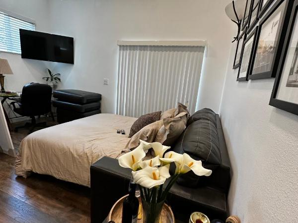 Bungalow #1 and Bungalow #2 ONE Price-West LA Location : photo 6 de la chambre chambre double avec salle de bains privative