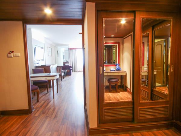 Golden Tulip Sovereign Hotel Bangkok : photo 2 de la chambre grand superior 2 single beds, 65 sqm, free wifi, 2 free bottles of water, tv, working desk