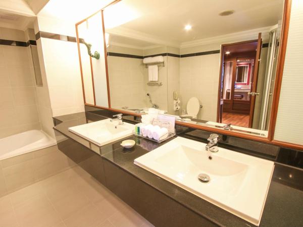 Golden Tulip Sovereign Hotel Bangkok : photo 3 de la chambre grand superior 2 single beds, 65 sqm, free wifi, 2 free bottles of water, tv, working desk