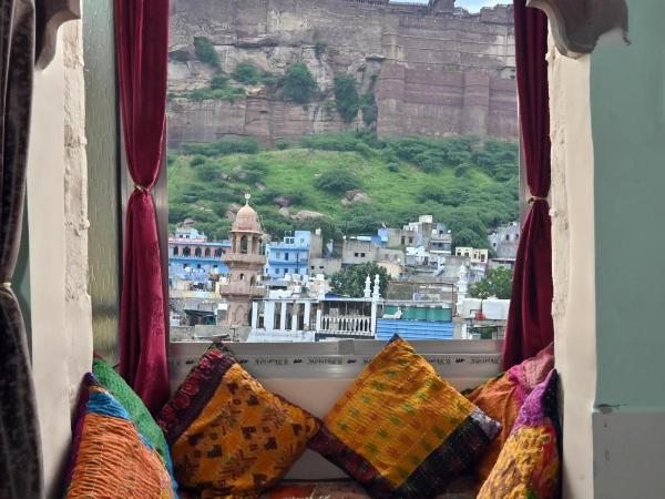 The Borunda Boutique Homestay : photo 1 de la chambre chambre triple avec balcon