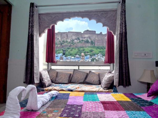 The Borunda Boutique Homestay : photo 2 de la chambre chambre double deluxe avec vue sur château