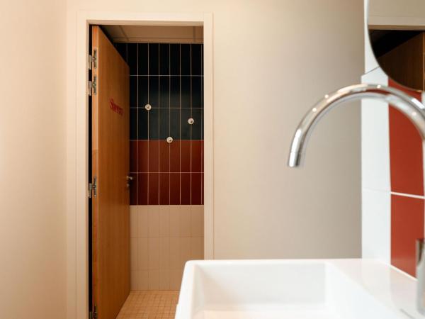 CENTRAL LA ROCHELLE : photo 1 de la chambre dortoir mixte de 10 lits avec salle d'eau