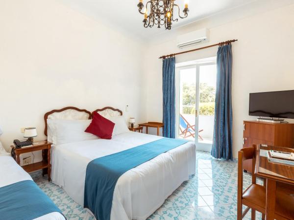 Hotel Villa Sarah : photo 1 de la chambre chambre triple supérieure avec balcon et vue sur le jardin