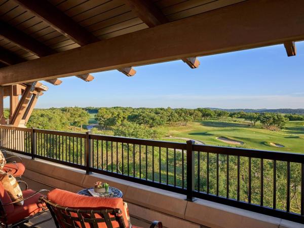 JW Marriott San Antonio Hill Country Resort & Spa : photo 3 de la chambre king suite with sofa bed and golf view