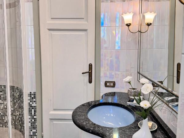 Le Muse : photo 9 de la chambre chambre lit king-size standard avec salle de bains privative