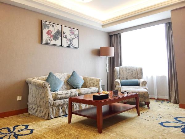 Ramada Plaza Tianlu Hotel : photo 2 de la chambre suite affaires