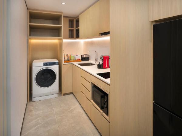 Crowne Plaza Bangkok Parc Lumpini : photo 9 de la chambre suite junior lit king-size avec kitchenette