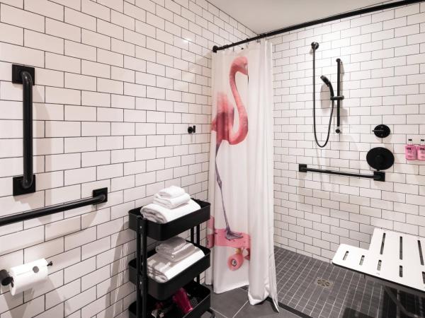 MOXY Seattle Downtown : photo 6 de la chambre cozy corner king room - hearing accessible