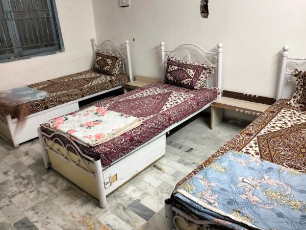 nightstay 23 goyal intercity row house : photo 1 de la chambre lit simple en dortoir