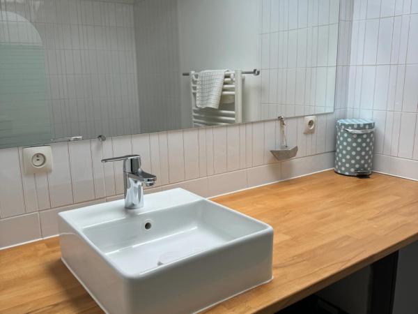 Chambres d'hôtes Des Tours à La Rochelle : photo 2 de la chambre chambre double maulevault - vue sur piscine