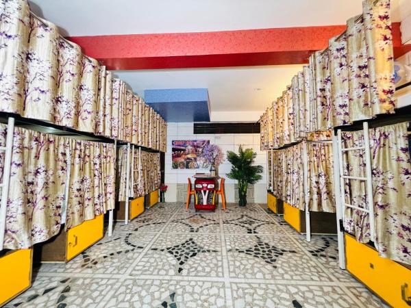 Hotel Moon Light Palace : photo 1 de la chambre lit dans dortoir pour hommes