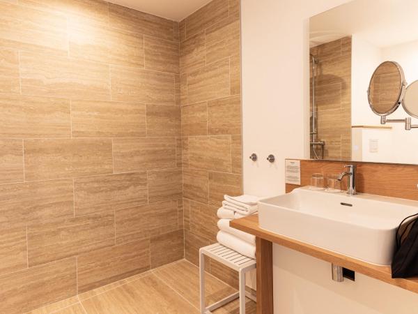 voco Beaune , Cité des Vins by IHG : photo 5 de la chambre chambre lit king-size avec douche accessible en fauteuil roulant - adaptée aux personnes à mobilité réduite