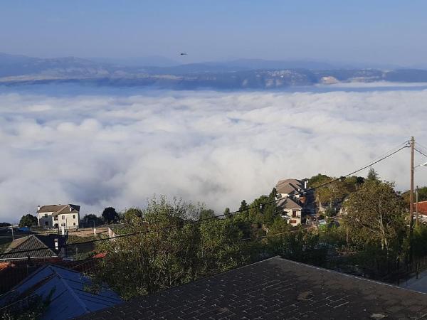 Agnantio : photo 6 de la chambre chambre double supérieure avec balcon et vue sur le lac