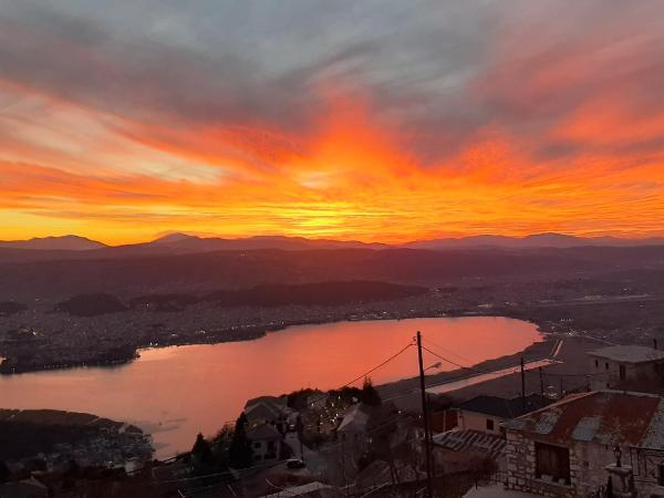 Agnantio : photo 7 de la chambre chambre double supérieure avec balcon et vue sur le lac