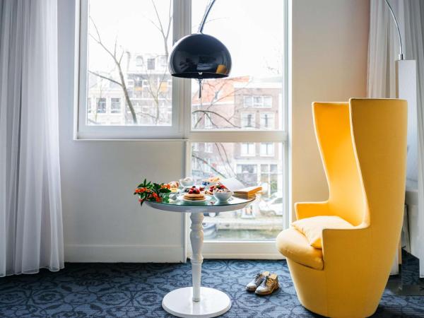 Andaz Amsterdam Prinsengracht - a concept by Hyatt : photo 2 de la chambre chambre lit king-size - vue sur le canal