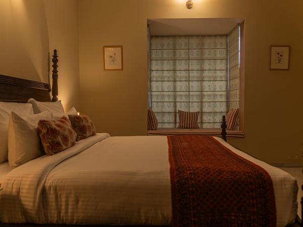 Naila Kothi - A Luxury Boutique Royal Suites in Jaipur : photo 1 de la chambre chambre lit king-size - vue sur jardin