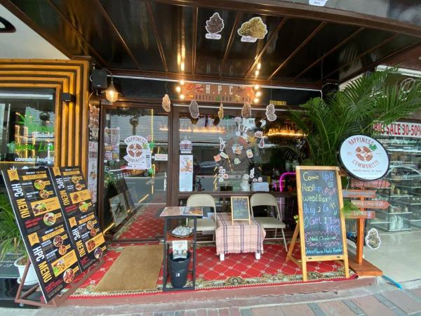 Happiness Community Wake & Bake Hostel - Rooftop Bar & Bistro : photo 9 de la chambre chambre familiale avec salle de bains commune