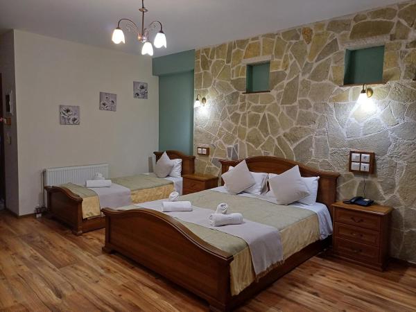 Agnantio : photo 4 de la chambre chambre triple supérieure avec balcon et vue sur le lac