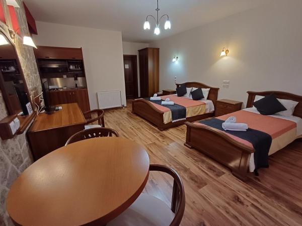 Agnantio : photo 1 de la chambre chambre triple supérieure avec balcon et vue sur le lac