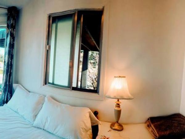 Calgary Star Cozy Home : photo 10 de la chambre chambre double avec salle de bains privative