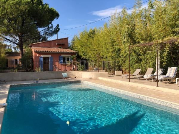 Gîte avec piscine proche Loriol-du-Comtat : photo 1 de la chambre suite familiale