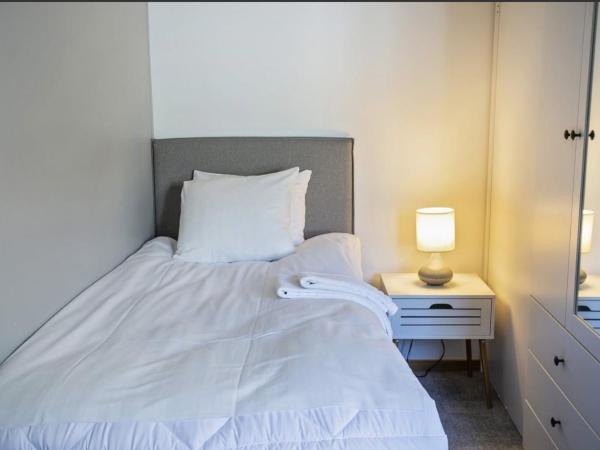 Forenom Hostel Gothenburg Säve : photo 4 de la chambre chambre lits jumeaux avec salle de bains privative séparée