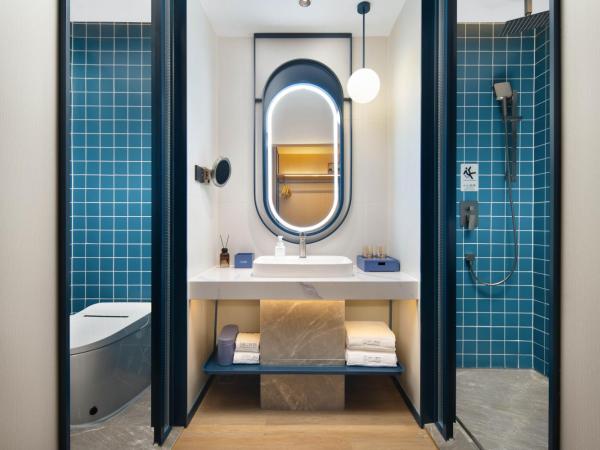 广州番禺万博中心舒与酒店 : photo 4 de la chambre chambre lits jumeaux spacieuse