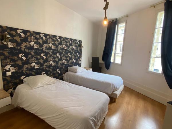 Logis Hôtel de la Tour : photo 1 de la chambre chambre lits jumeaux