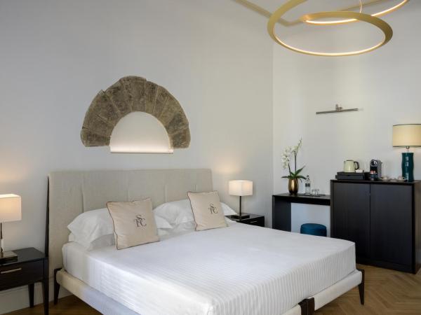 Tornabuoni Suites Collection Residenza D'Epoca : photo 7 de la chambre deluxe suite with hydromassage bathtub and shower