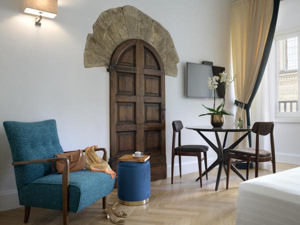 Tornabuoni Suites Collection Residenza D'Epoca : photo 8 de la chambre deluxe suite with hydromassage bathtub and shower