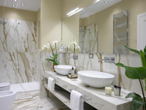 Tornabuoni Suites Collection Residenza D'Epoca : photo 10 de la chambre deluxe suite with hydromassage bathtub and shower