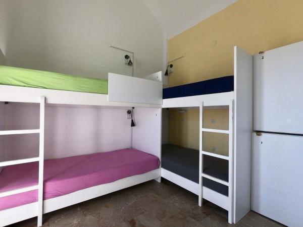 Fira Backpackers Place : photo 3 de la chambre lit dans dortoir mixte de 6 lits