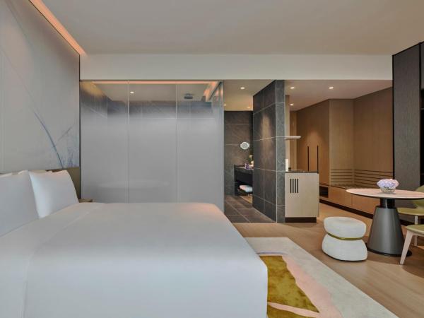 Crowne Plaza Shanghai Snow World, an IHG Hotel : photo 2 de la chambre suite junior avec lit king-size et vue sur parc