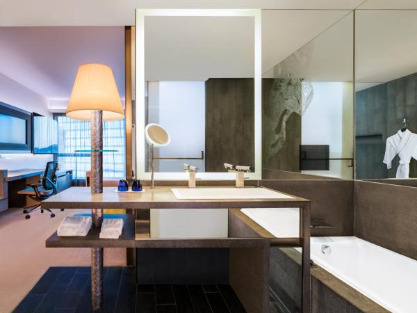 W Hong Kong : photo 2 de la chambre chambre lit king-size spectaculaire - vue partielle sur port