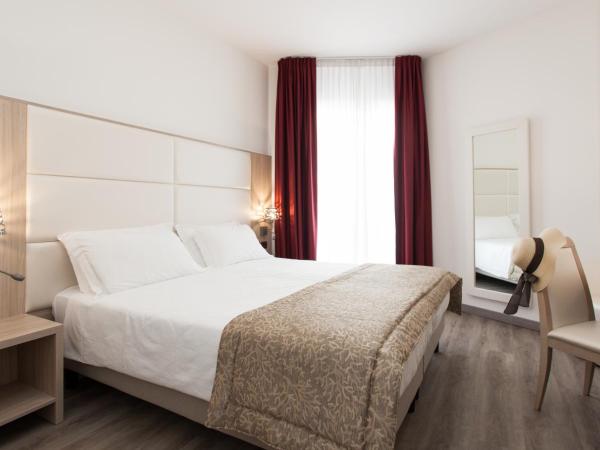 Regent's Hotel : photo 1 de la chambre chambre double ou lits jumeaux - vue latérale sur mer