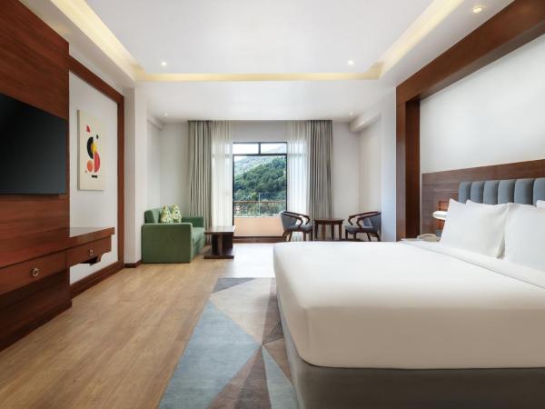 Holiday Inn Resort Kathmandu Budhanilkantha, an IHG Hotel : photo 7 de la chambre suite lit king-size - vue sur montagne